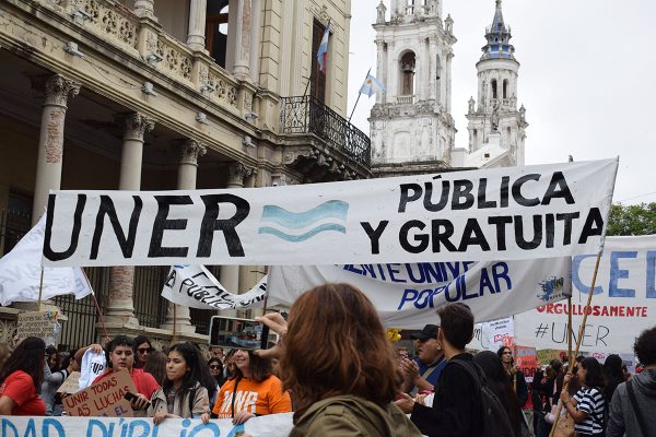 La comunidad marcha contra los vetos presidenciales