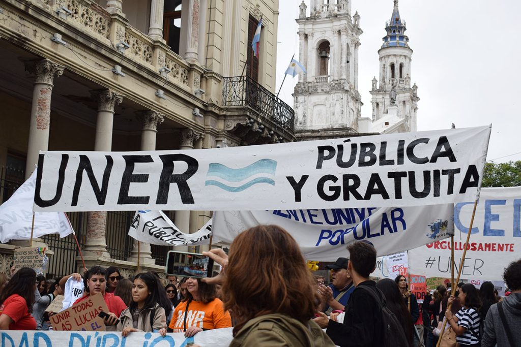 La comunidad marcha contra los vetos presidenciales