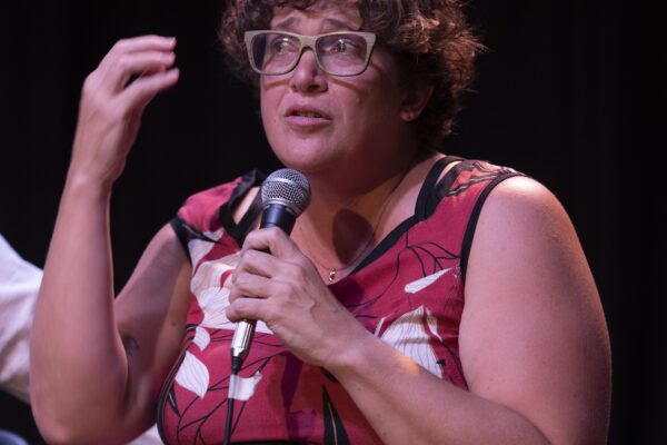 Jesuana Aizcorbe, autora de Cambio y Fuera